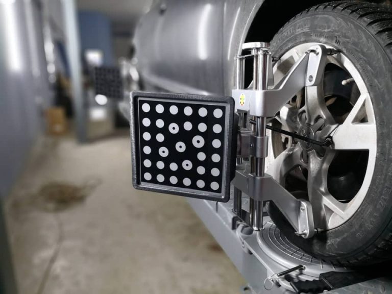 geometrie roti sector 6 Echipament de geometrie roți atașat pe roata unui autoturism într-o statie itp auto din Sector 6 București